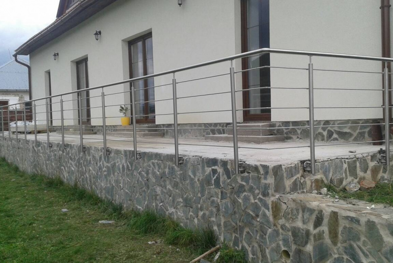  Zákazková výroba oceľových konštrukcii / Nerezové zábradlie – RD Betliar - foto