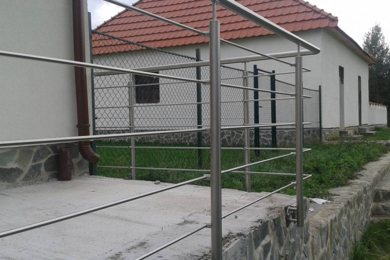  Zákazková výroba oceľových konštrukcii / Nerezové zábradlie – RD Betliar - foto