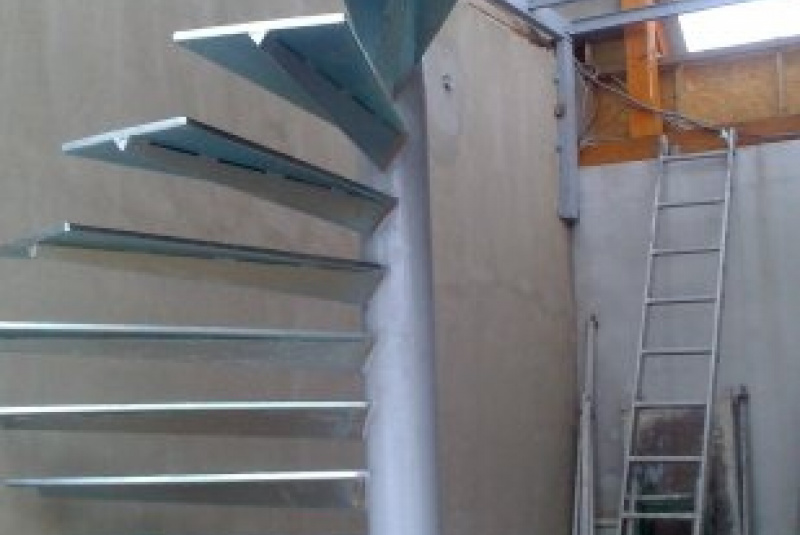  Zákazková výroba oceľových konštrukcii / Točité schody – Rodinný dom Rožňava - foto