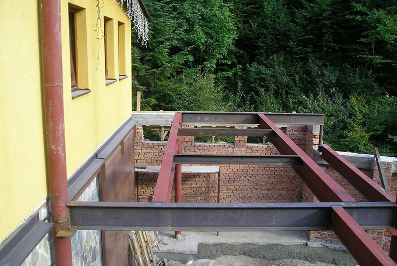  Zákazková výroba oceľových konštrukcii / Rekonštrukcia hotela Šomka v Drienici. - foto
