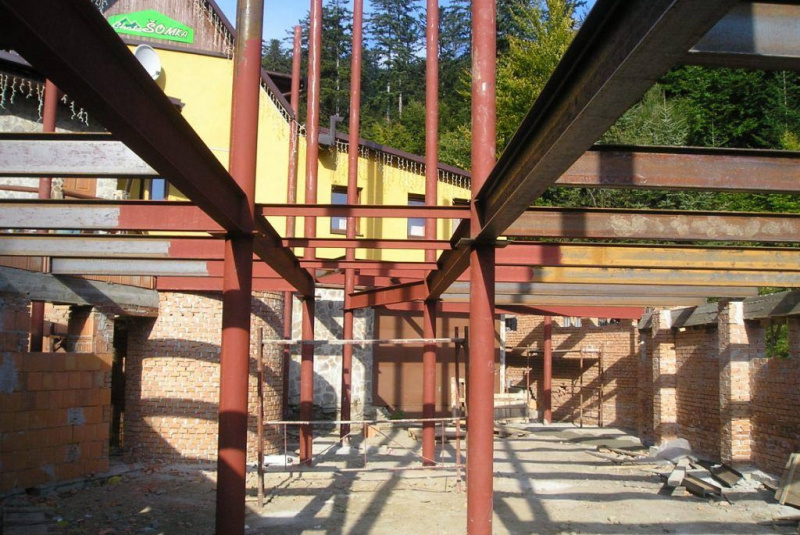  Zákazková výroba oceľových konštrukcii / Rekonštrukcia hotela Šomka v Drienici. - foto