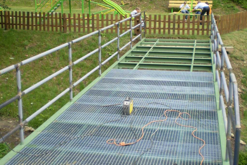 Zákazková výroba oceľových konštrukcii / Výstavba mosta cez potok v Hoteli Šomka v Drienici. - foto  Zákazková výroba oceľových konštrukcii / Výstavba mosta cez potok v Hoteli Šomka v Drienici. - foto