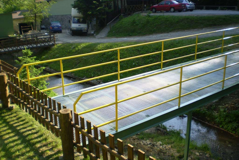 Zákazková výroba oceľových konštrukcii / Výstavba mosta cez potok v Hoteli Šomka v Drienici. - foto  Zákazková výroba oceľových konštrukcii / Výstavba mosta cez potok v Hoteli Šomka v Drienici. - foto