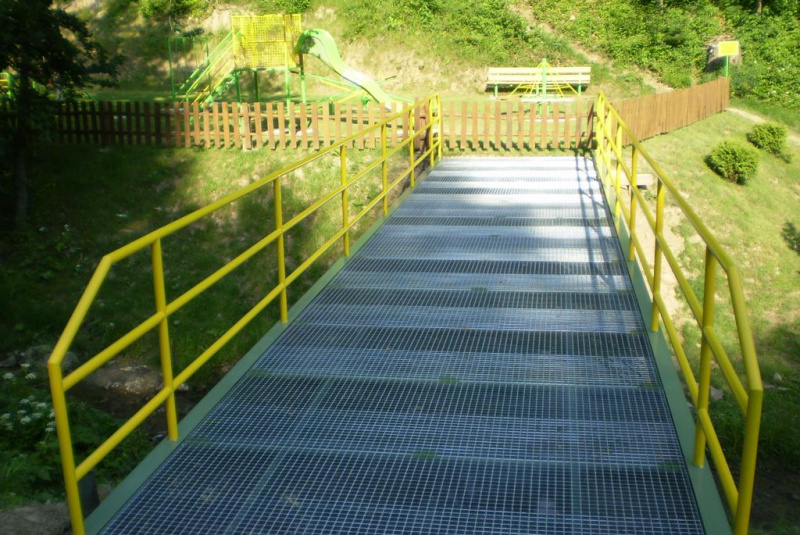 Zákazková výroba oceľových konštrukcii / Výstavba mosta cez potok v Hoteli Šomka v Drienici. - foto  Zákazková výroba oceľových konštrukcii / Výstavba mosta cez potok v Hoteli Šomka v Drienici. - foto