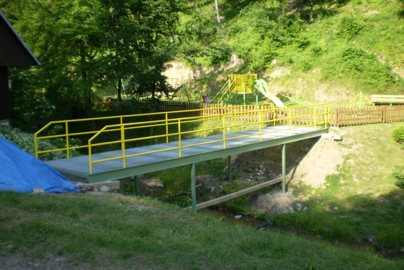  Zákazková výroba oceľových konštrukcii / Výstavba mosta cez potok v Hoteli Šomka v Drienici. - foto