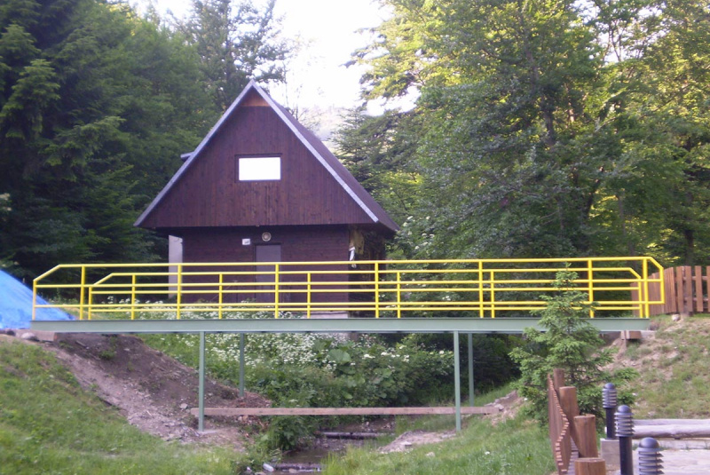 Zákazková výroba oceľových konštrukcii / Výstavba mosta cez potok v Hoteli Šomka v Drienici. - foto  Zákazková výroba oceľových konštrukcii / Výstavba mosta cez potok v Hoteli Šomka v Drienici. - foto