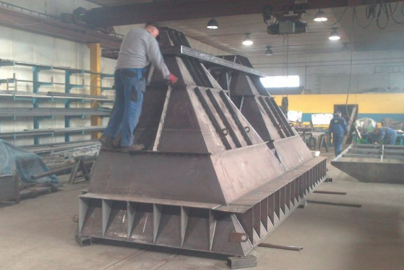  Projektovanie, výroba a montáž technologických zariadení / Výroba zásobníka kameniva 1 - TRANSUNIT - foto