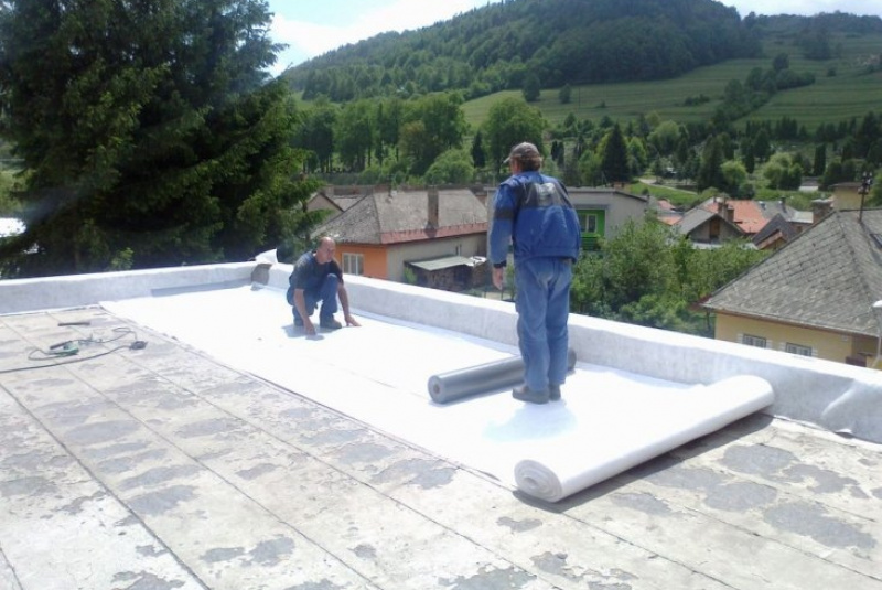 Opláštenie budov / Rekonštrukcia strechy hydroizolačnou fóliou Fatrafol - CBA Dobšiná - foto