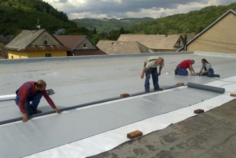  Opláštenie budov / Rekonštrukcia strechy hydroizolačnou fóliou Fatrafol - CBA Dobšiná - foto