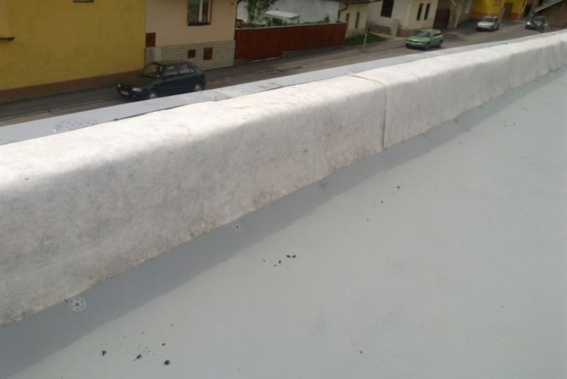 Opláštenie budov / Rekonštrukcia strechy hydroizolačnou fóliou Fatrafol - CBA Dobšiná - foto