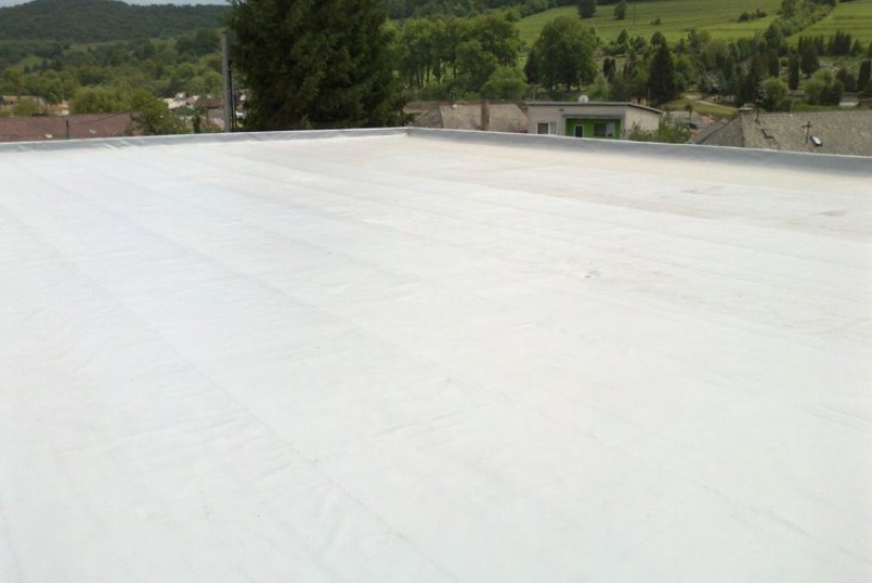  Opláštenie budov / Rekonštrukcia strechy hydroizolačnou fóliou Fatrafol - CBA Dobšiná - foto