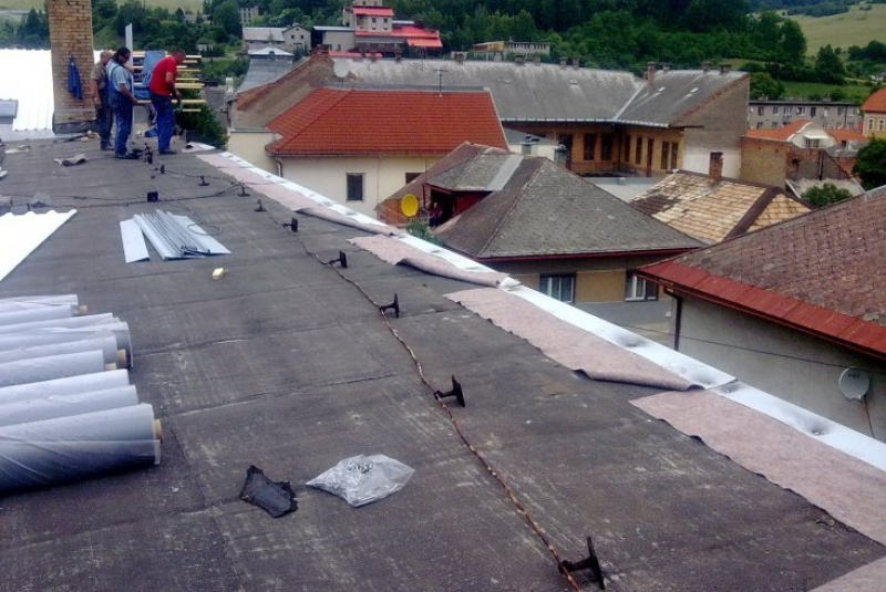  Opláštenie budov / Rekonštrukcia strechy hydroizolačnou fóliou Fatrafol a trap. plechom - Dobšiná - foto