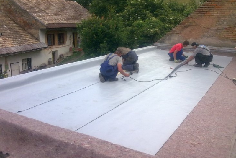  Opláštenie budov / Rekonštrukcia strechy hydroizolačnou fóliou Fatrafol a trap. plechom - Dobšiná - foto
