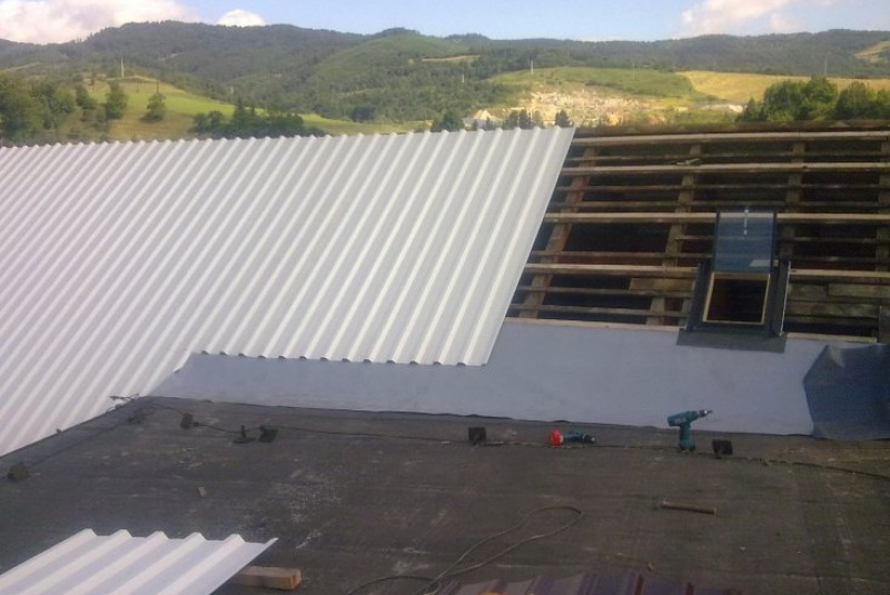  Opláštenie budov / Rekonštrukcia strechy hydroizolačnou fóliou Fatrafol a trap. plechom - Dobšiná - foto