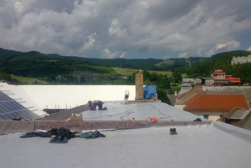  Opláštenie budov / Rekonštrukcia strechy hydroizolačnou fóliou Fatrafol a trap. plechom - Dobšiná - foto