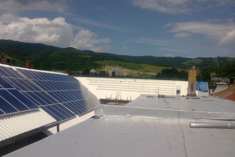  Opláštenie budov / Rekonštrukcia strechy hydroizolačnou fóliou Fatrafol a trap. plechom - Dobšiná - foto