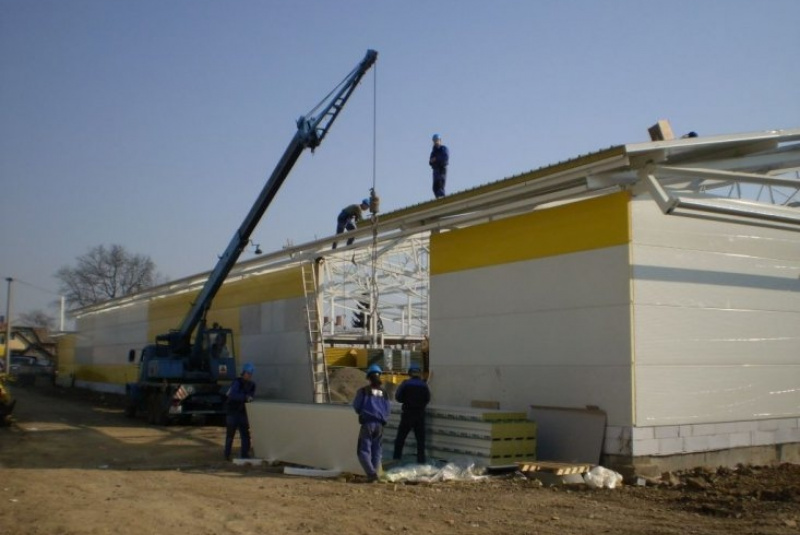  Opláštenie budov / Opláštenie obchodného centra - Sečovce - foto