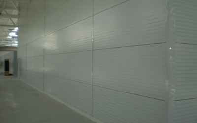 Montáž deliacich stien zo sendvičových panelov – MK Illumination