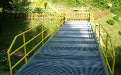 Výstavba mosta cez potok v Hoteli Šomka v Drienici.